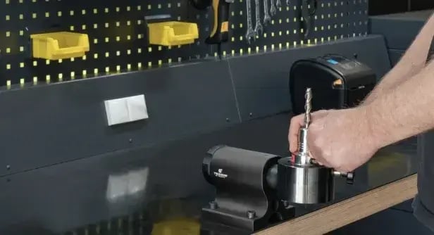 Safe tool mounting device