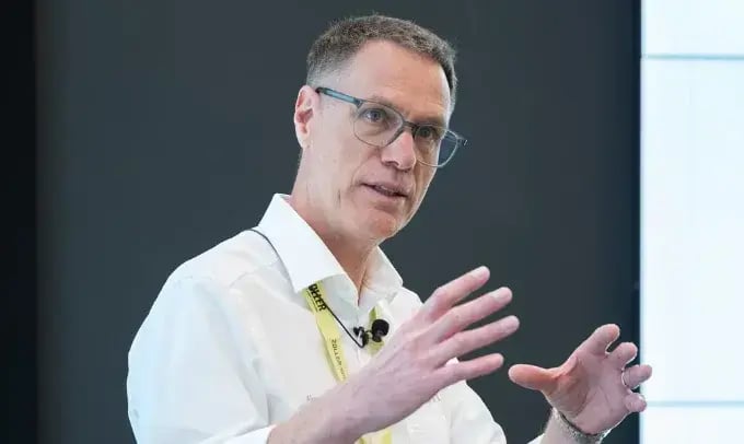 Alexander Zoller speaking to audience